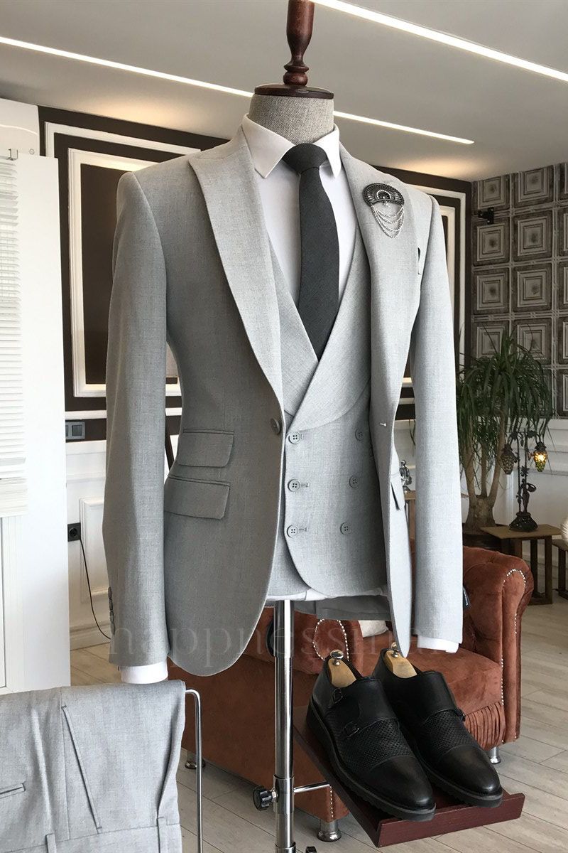 Carter Elegant Light Gray Peaked Lapel Formal 3 Flaps Business Suits For Men