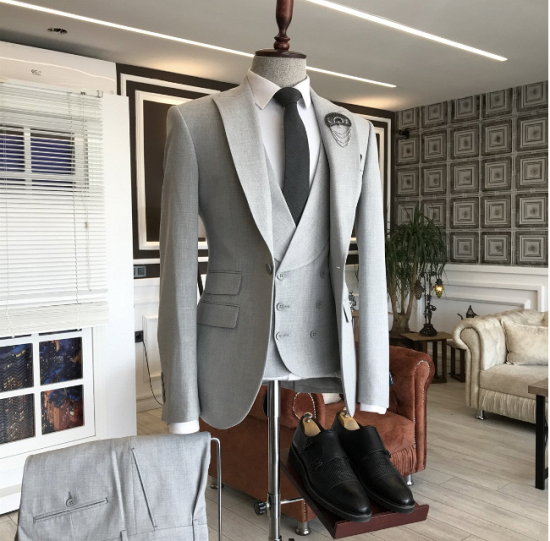 Carter Elegant Light Gray Peaked Lapel Formal 3 Flaps Business Suits For Men_2